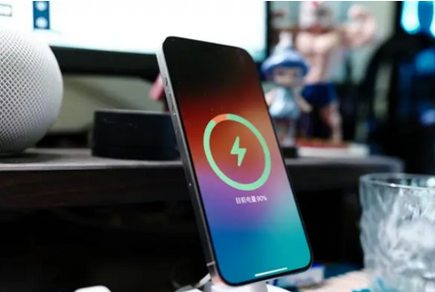 海淀苹果15换屏服务分享用什么充电器给iPhone15充电更好 